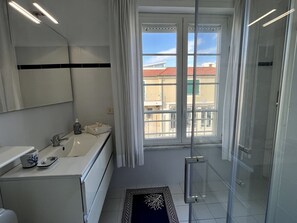Douche, séchoir à cheveux, bidet, serviettes fournies