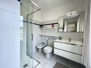 Dusche, Haartrockner, Bidet, Handtücher