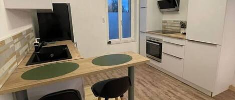 Réfrigérateur, micro-ondes, four, plaque de cuisson