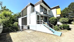 A modern two-story building with a staircase leading to a balcony. - Wunderschönes Apartment Ob12-e mit Terrasse in Mainz (Mainz)