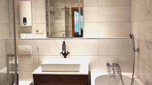 A modern bathroom with a glass shower enclosure, a white sink with a wooden vanity, and a large bathtub. - Wunderschönes Apartment Ob12-e mit Terrasse in Mainz (Mainz)