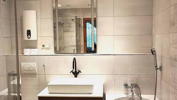 Haartrockner, Handtücher, Seife, Shampoo