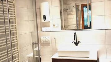 Haartrockner, Handtücher, Seife, Shampoo