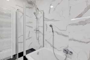 Shower, hair dryer, bidet, towels