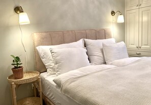 1 bedroom, desk, travel crib, free WiFi