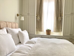 1 bedroom, desk, travel crib, free WiFi