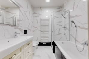 Shower, hair dryer, bidet, towels