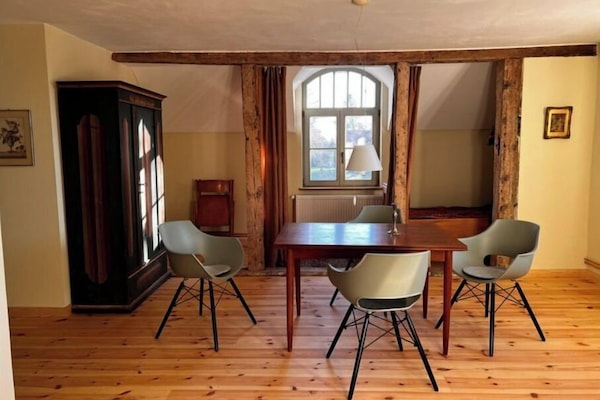 Wohn/Schlafzimmer mit Esstisch
