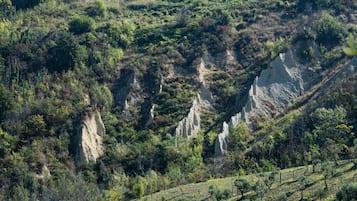 Un paisaje montañoso con acantilados rocosos y vegetación escasa.