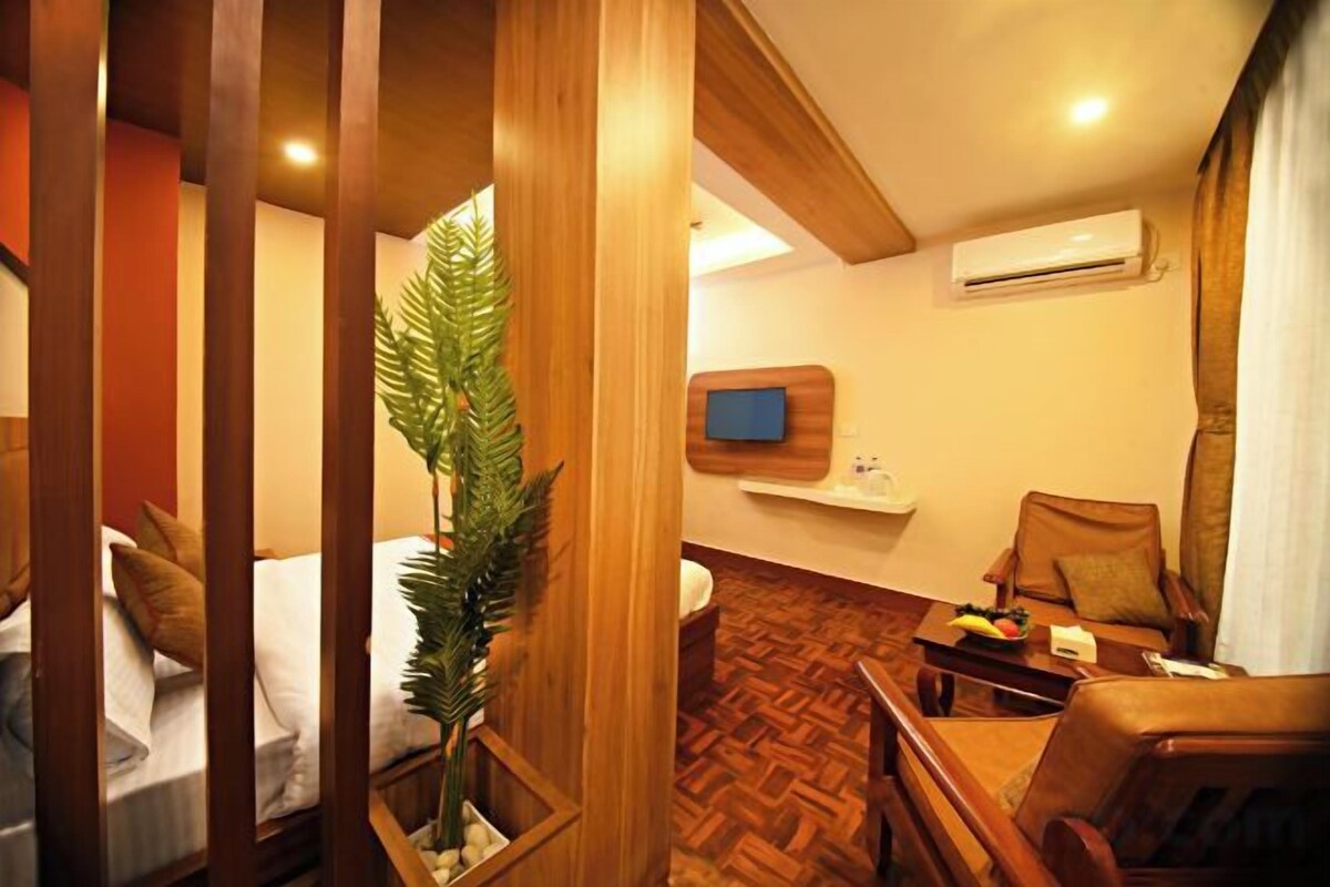 Pillowtop beds, minibar, desk, soundproofing