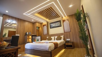 Habitación Deluxe doble, 1 cama de matrimonio | Colchones con acolchado adicional, minibar, escritorio
