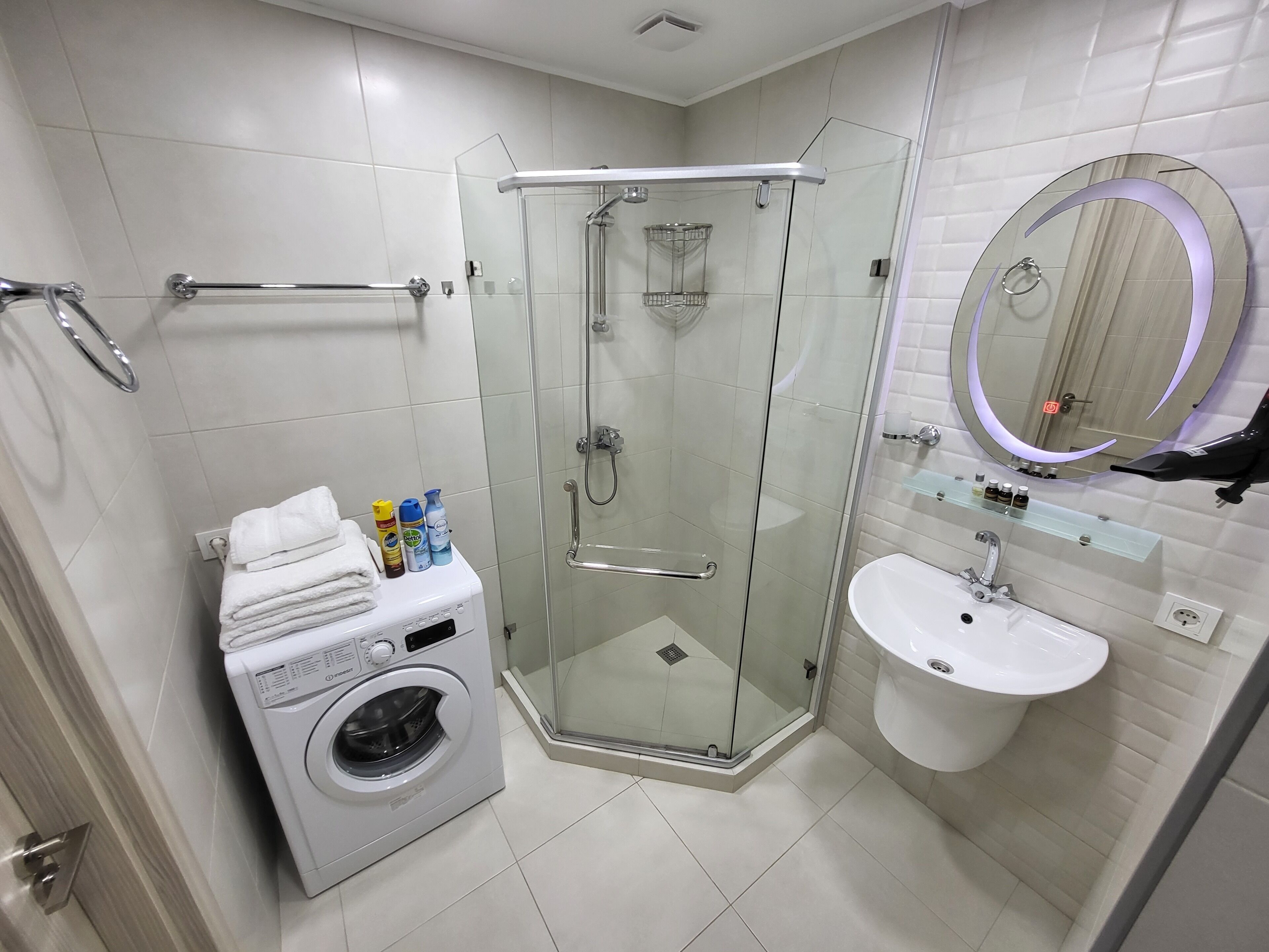 Business Studio | Bathroom | Free toiletries, hair dryer, bathrobes, slippers
