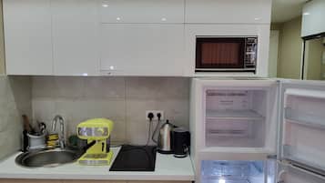 Business Studio | Private kitchen | Mini-fridge, paper towels