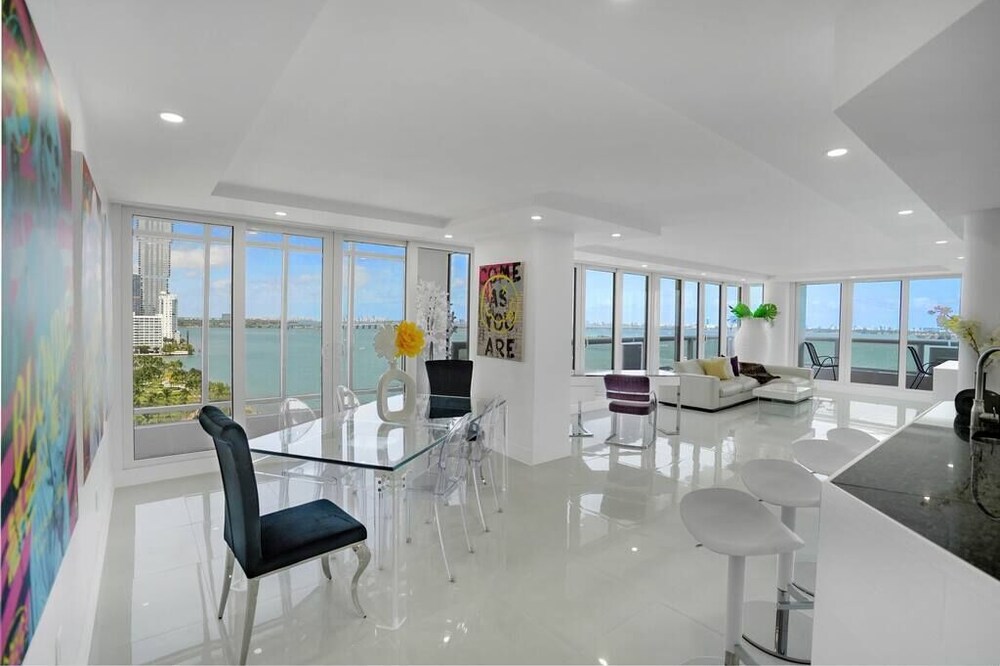 Walking on Water! Panoramic Water Views! 2 bedroom Condo, 3 miles to South Beach