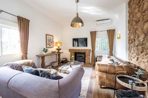 Smart TV, fireplace