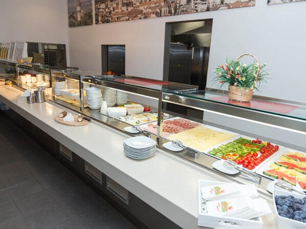 Petit déjeuner buffet servi tous les jours en supplément