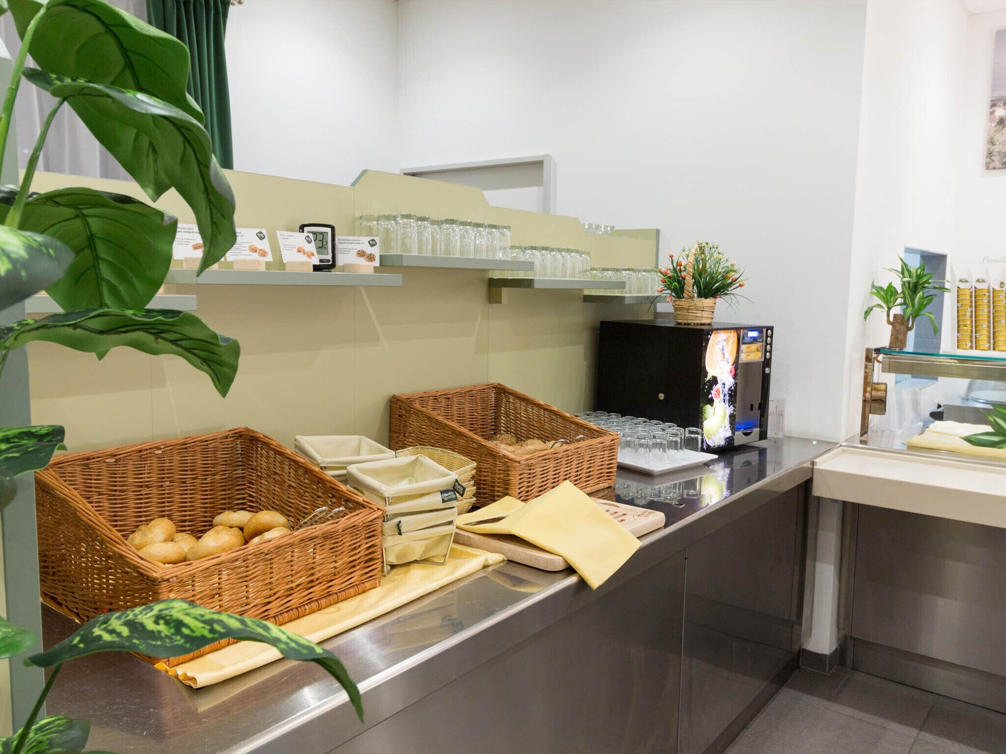 朝食 (ビュッフェ)、毎日提供 (1 名様 16.90 EUR)