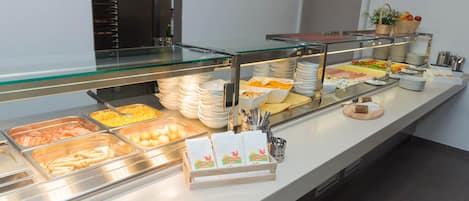 TĂ€gliches FrĂŒhstĂŒcksbuffet (16.90 EUR pro Person)