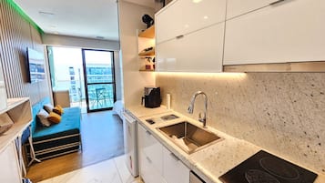 Estúdio | Cozinha privada | Geladeira, micro-ondas, talheres/pratos/utensílios de cozinha