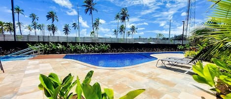 3 utendørsbassenger, bassengparasoller og solsenger