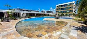 3 piscines extérieures, parasols de plage, chaises longues