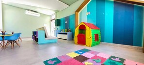 A children's play area with a playhouse, seating, and storage units. - Mana Beach Experience- Porto de Galinhas (Ipojuca)
