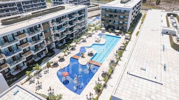 3 piscinas externas, guarda-sóis, espreguiçadeiras