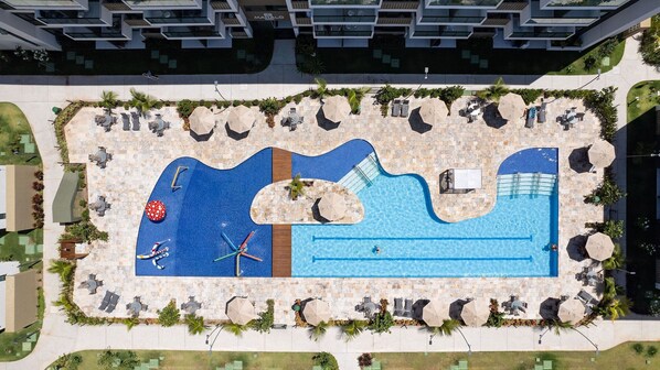 3 piscine all'aperto, ombrelloni da piscina, lettini