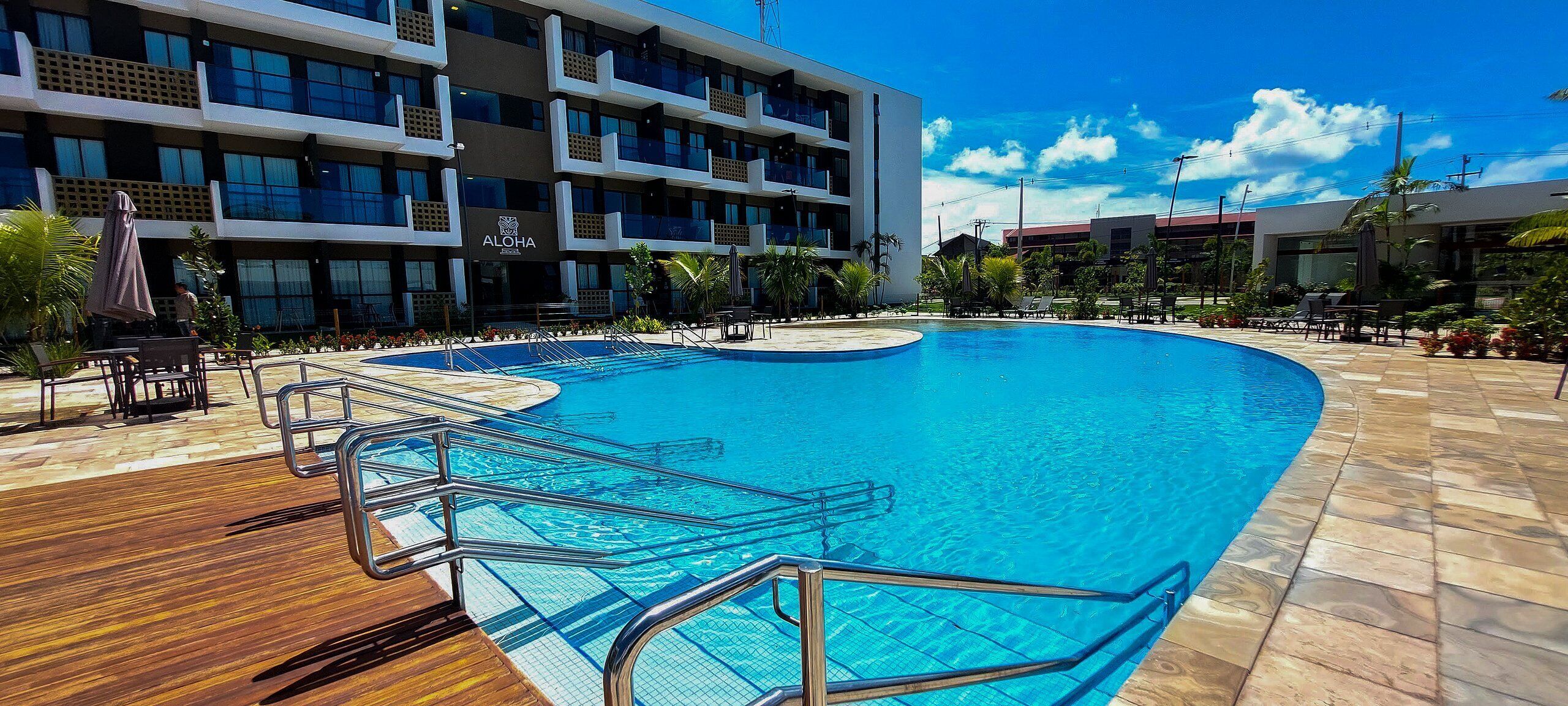 3 piscinas al aire libre, sombrillas, sillones reclinables de piscina