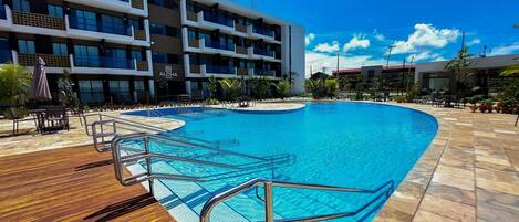 3 piscinas al aire libre, sombrillas, sillones reclinables de piscina