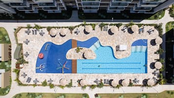 3 piscinas externas, guarda-sóis, espreguiçadeiras