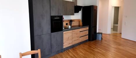 Kjøleskap, mikrobølgeovn, ovn og kokeplater