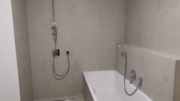 Haartrockner, Handtücher, Seife, Shampoo