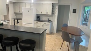 Fridge, microwave, oven, stovetop - Comfy ranch home close to Downtown Grand Rapids (Grand Rapids)