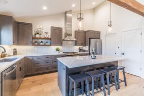 Réfrigérateur, four à micro-ondes, un four, surface de cuisson
