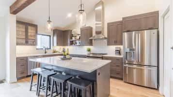 Réfrigérateur, four à micro-ondes, un four, surface de cuisson