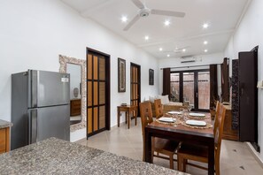 Romantic Villa, 2 Bedrooms, Private Pool, Garden View | Dining room