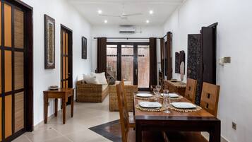 Romantisk villa, 2 soverom, privat basseng, hageutsikt | Spisestue