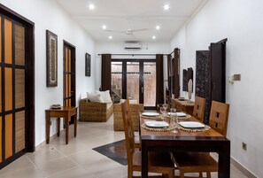 Villa Romantique, 2 chambres, piscine privée, vue jardin | Salle à manger