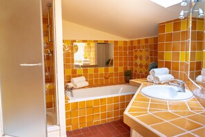 Een douche, een haardroger, handdoeken, zeep