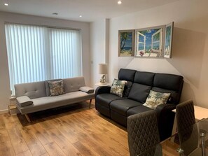 Apartment | Living area - Large Private Flat in City Centre Leeds (Leeds)