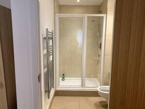 Apartment | Bathroom | Shower, free toiletries, towels - Large Private Flat in City Centre Leeds (Leeds)