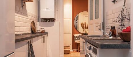 Køleskab, mikrobølgeovn, ovn, kogeplade