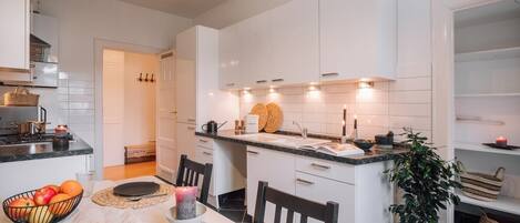 Réfrigérateur, un four, surface de cuisson, lave-vaisselle