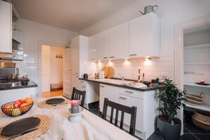 Frigorifero, forno, piano cottura, lavastoviglie