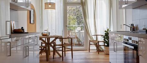 Køleskab, mikrobølgeovn, ovn, kogeplade