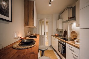 Køleskab, kogeplade, opvaskemaskine, kaffe-/temaskine