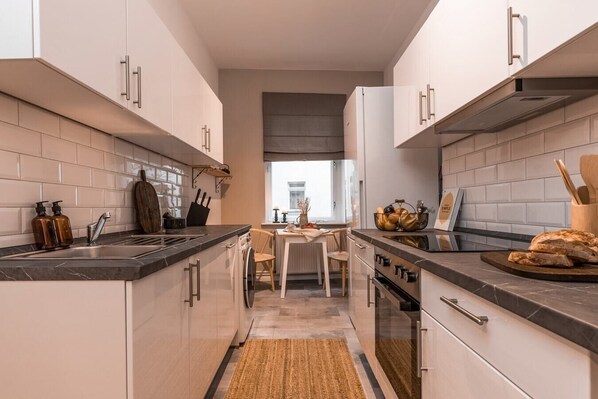 Køleskab, mikrobølgeovn, ovn, kogeplade