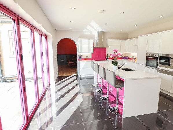 Fridge, dishwasher, electric kettle, toaster - 105 Spilsby Road (Boston)