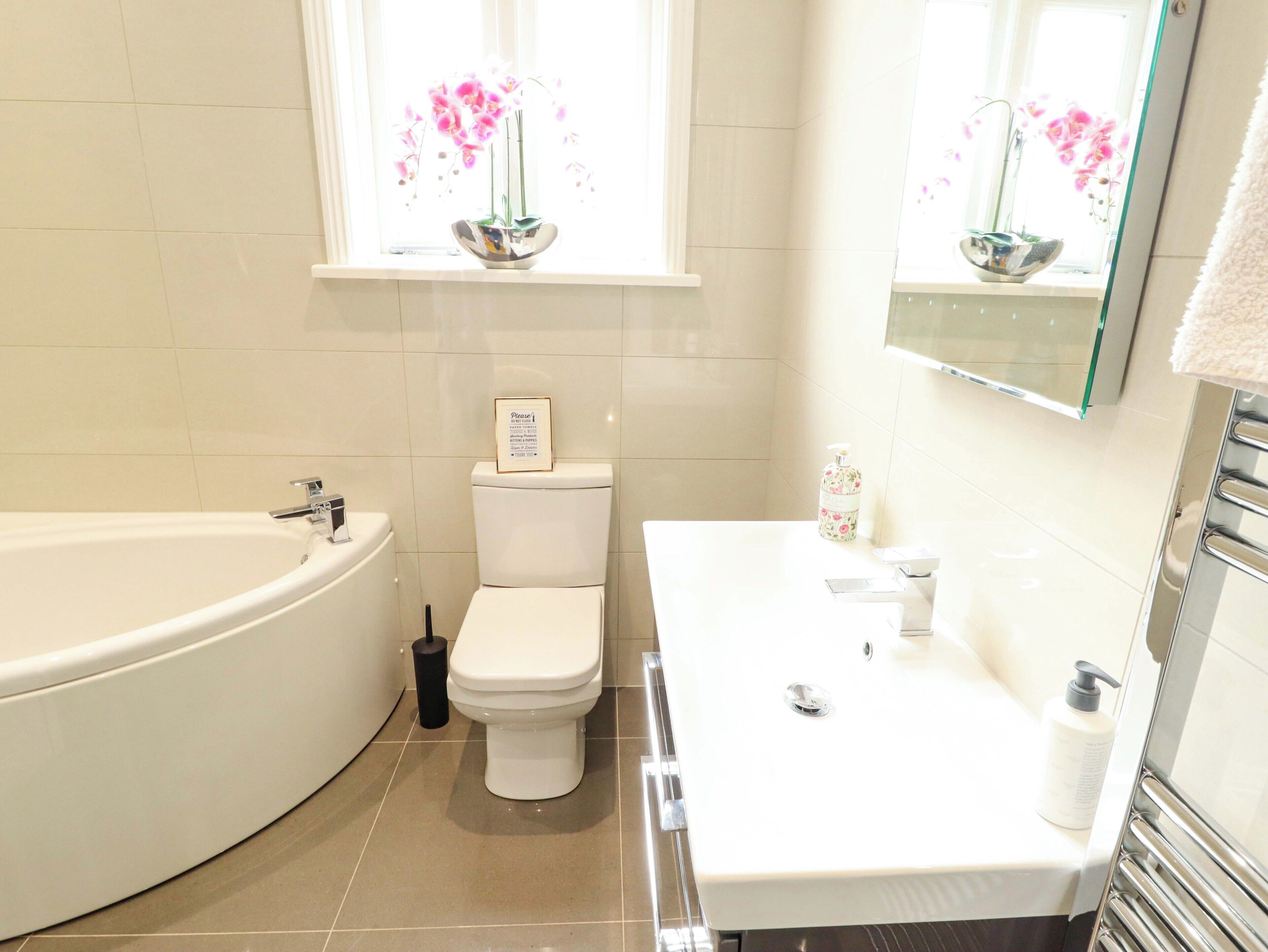 Un baño con bañera, inodoro y lavabo.